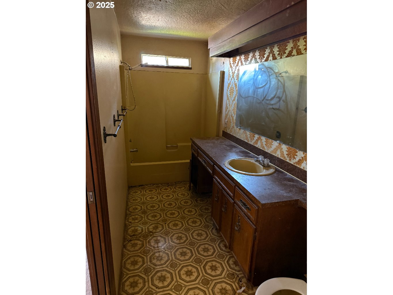 587 71st Street Springfield, OR 97478 - Photo 8 of 19 a bathroom with a sink and mirror