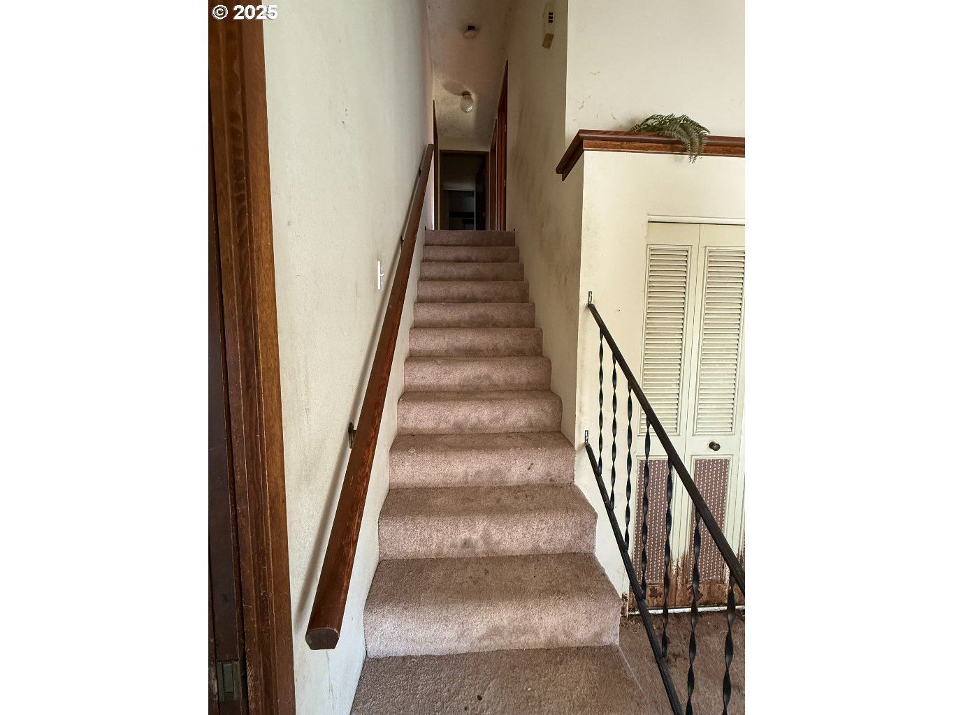 587 71st Street Springfield, OR 97478 - Photo 10 of 19 a view of entryway