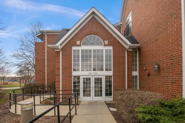 $285,000 | 115 Hunt Club Drive, Unit 114N, St. Charles, IL 60174