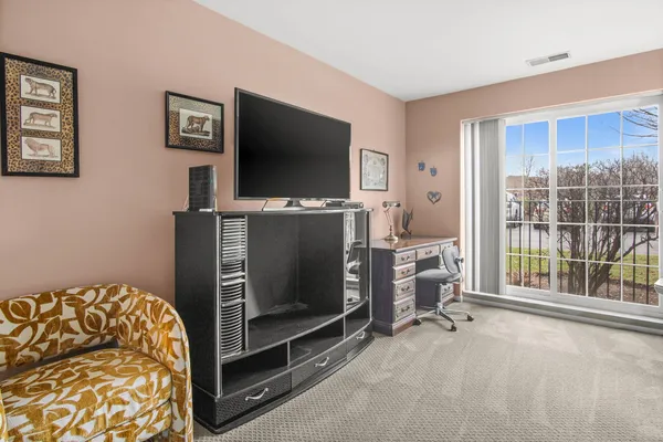 $285,000 | 115 Hunt Club Drive, Unit 114N, St. Charles, IL 60174