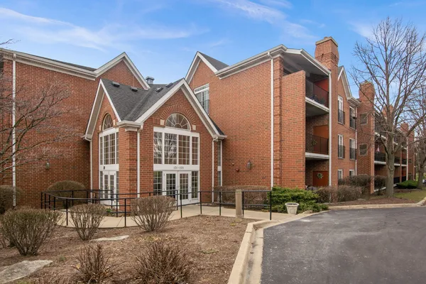 $285,000 | 115 Hunt Club Drive, Unit 114N, St. Charles, IL 60174