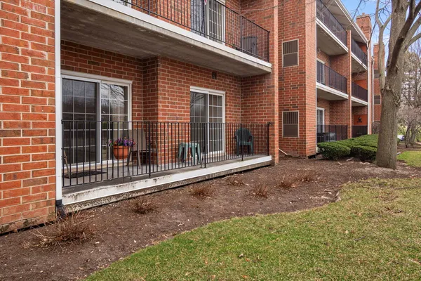 $285,000 | 115 Hunt Club Drive, Unit 114N, St. Charles, IL 60174