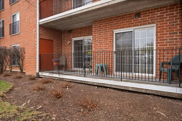 $285,000 | 115 Hunt Club Drive, Unit 114N, St. Charles, IL 60174