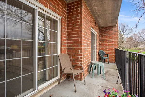 $285,000 | 115 Hunt Club Drive, Unit 114N, St. Charles, IL 60174