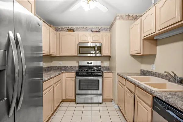 $285,000 | 115 Hunt Club Drive, Unit 114N, St. Charles, IL 60174