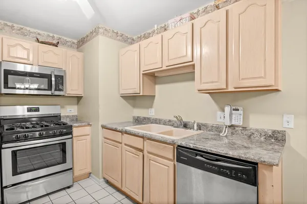 $285,000 | 115 Hunt Club Drive, Unit 114N, St. Charles, IL 60174