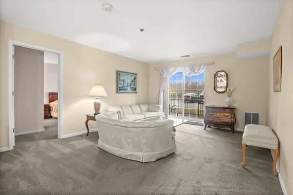 $285,000 | 115 Hunt Club Drive, Unit 114N, St. Charles, IL 60174
