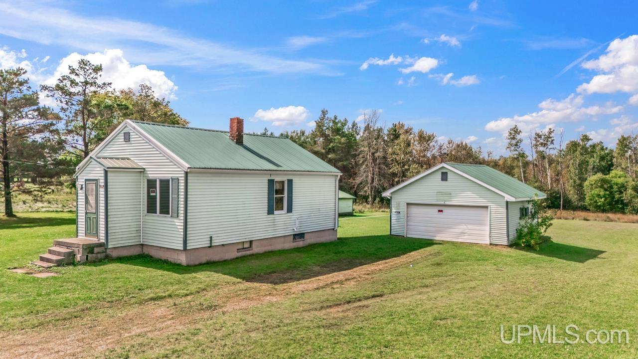 4047 D Road Bark River, MI 49807 - Photo 2 of 22