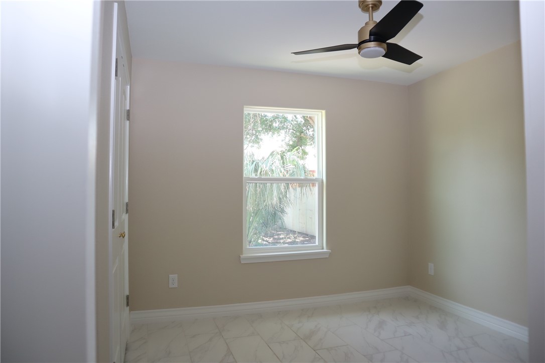 406 Old Robstown Road Corpus Christi, TX 78408 - Photo 10 of 15 an empty room with windows