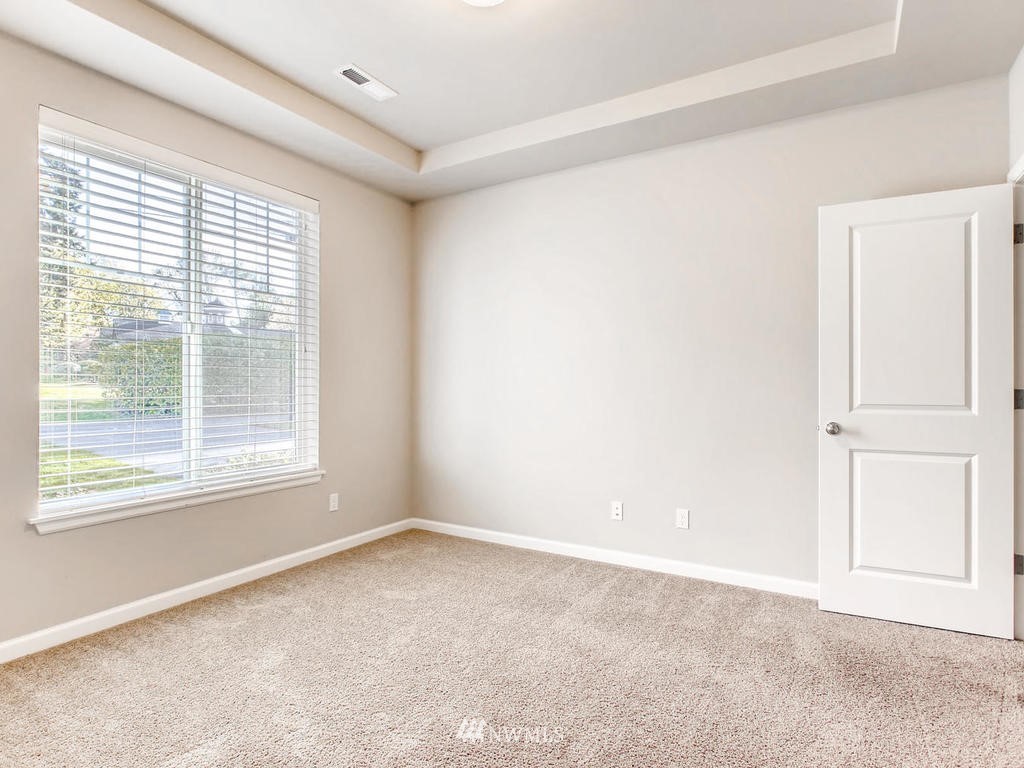 418 South 37th Street Renton, WA 98055 - Photo 13 of 24 an empty room with a window