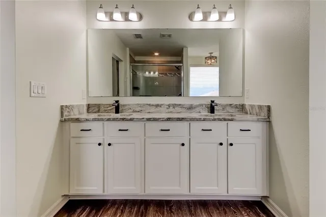 a view of a livingroom with furniture