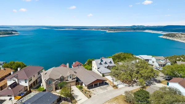 $679,900 | 382 Kings Crown, Canyon Lake, TX 78133