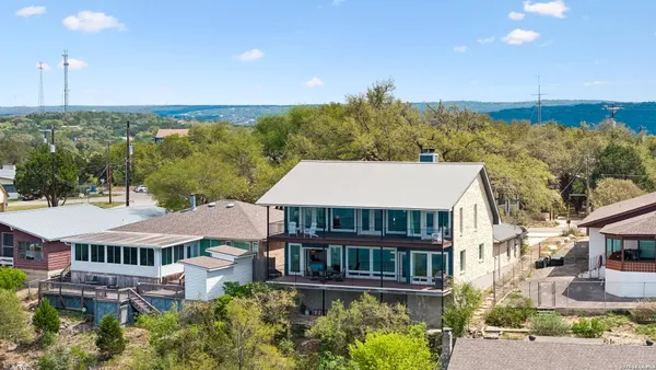 $679,900 | 382 Kings Crown, Canyon Lake, TX 78133