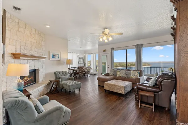 $679,900 | 382 Kings Crown, Canyon Lake, TX 78133