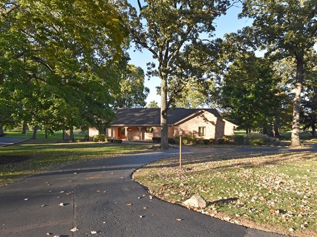 575 Aberdeen Road Frankfort, IL 60423 - Photo 1 of 25 a front view of a house with a yard