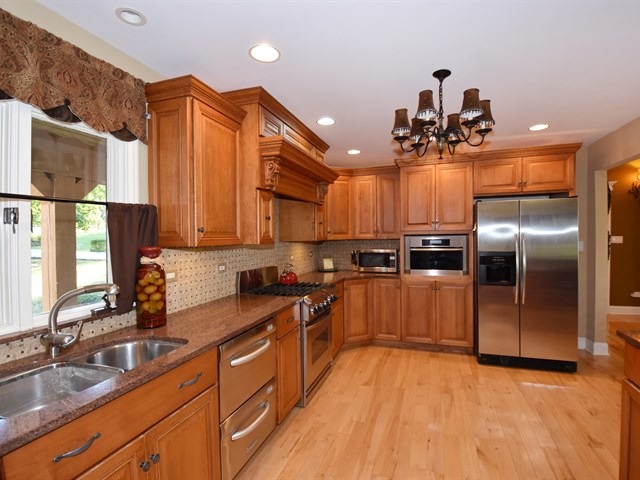 575 Aberdeen Road Frankfort, IL 60423 - Photo 14 of 25 a kitchen with stainless steel appliances a sink stove and refrigerator