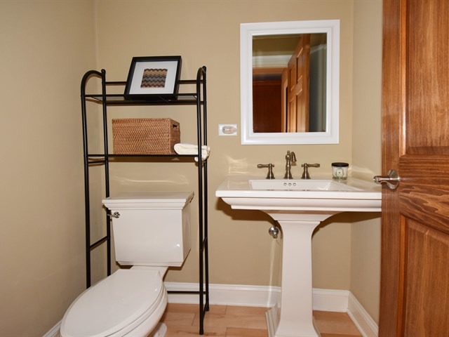575 Aberdeen Road Frankfort, IL 60423 - Photo 24 of 25 a bathroom with a toilet sink and mirror