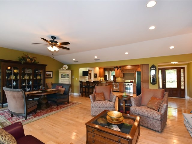575 Aberdeen Road Frankfort, IL 60423 - Photo 5 of 25 a living room with furniture
