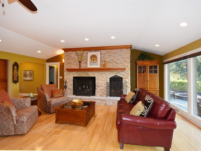575 Aberdeen Road Frankfort, IL 60423 - Photo 6 of 25 a living room with furniture and a fireplace