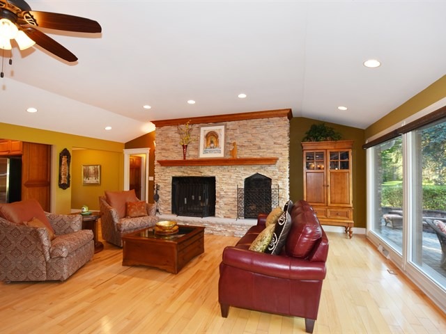 575 Aberdeen Road Frankfort, IL 60423 - Photo 8 of 25 a living room with furniture and a fireplace