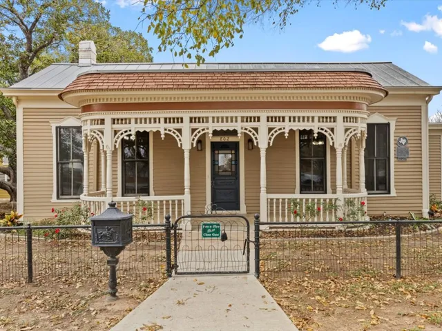 $1,750,000 | 802 Main Street, Bastrop, TX 78602