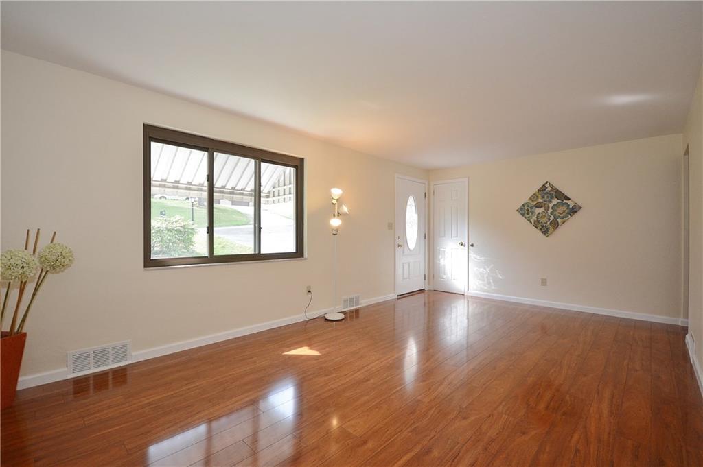 161 Limerick Road Wexford, PA 15090 - Photo 4 of 25 Living room