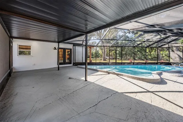 a view of a backyard