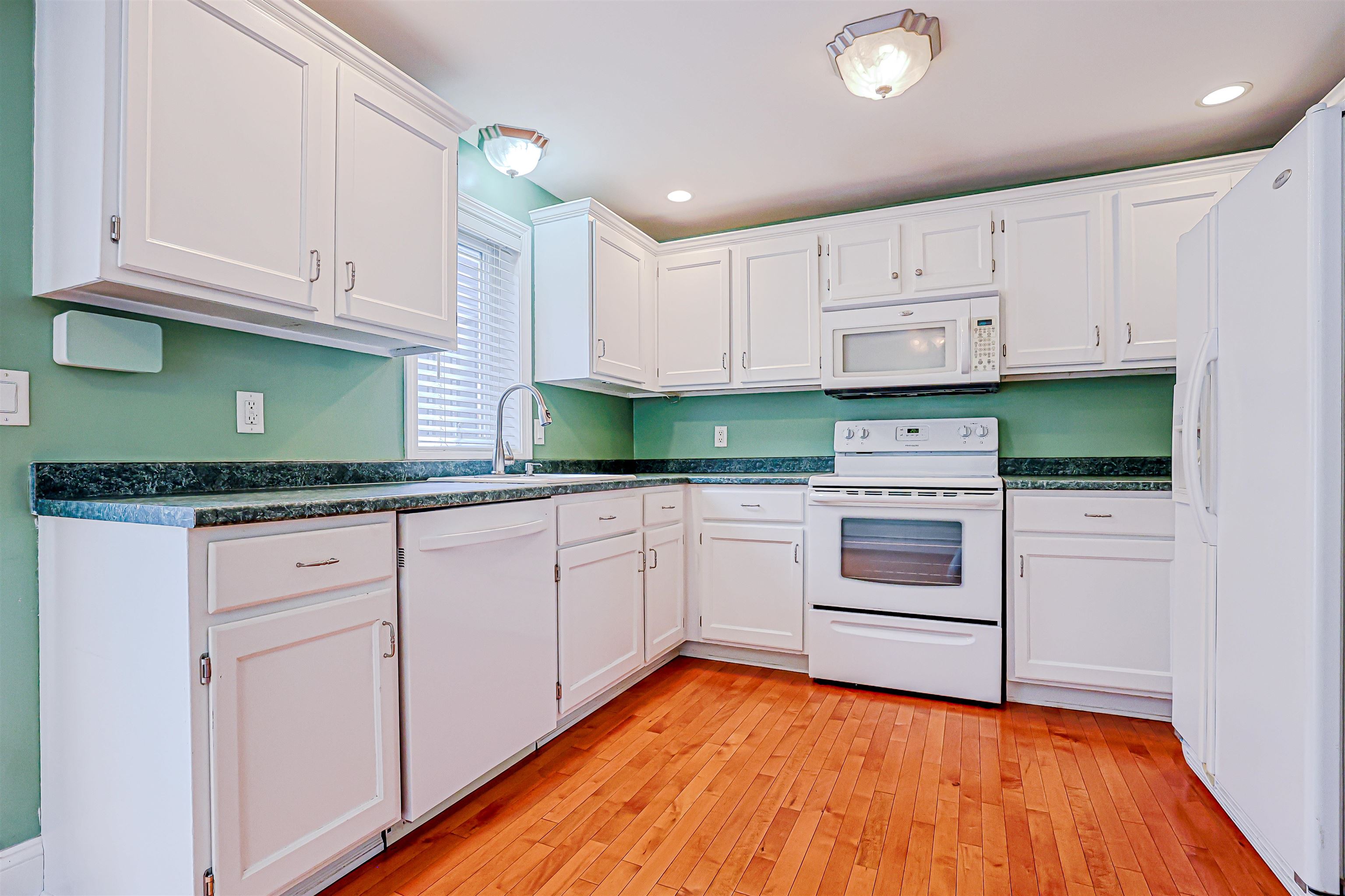 11 Valley W Way Manchester, NH 03102 - Photo 5 of 32