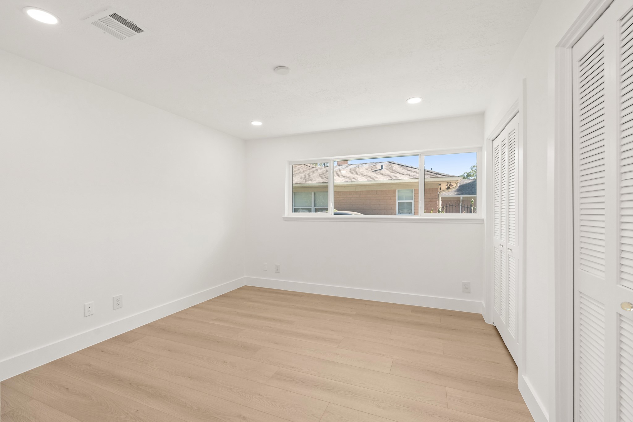7631 Westwind Lane Houston, TX 77071 - Photo 16 of 21 an empty room with wooden floor and windows