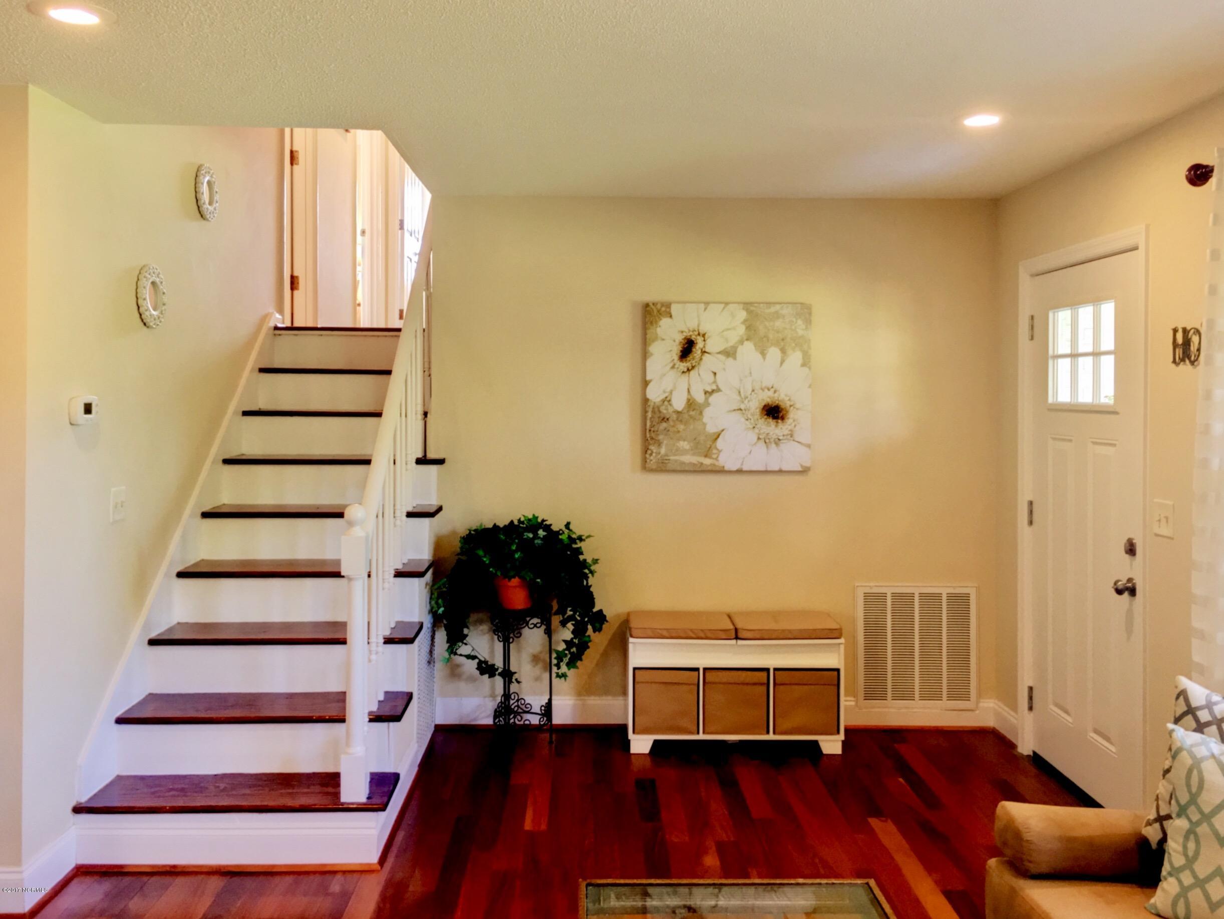 670 Hughes Road Hampstead, NC 28443 - Photo 4 of 29 Entryway