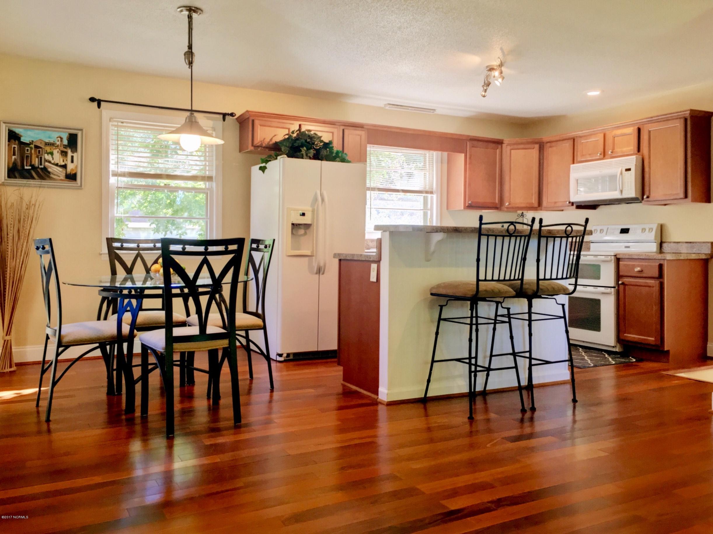 670 Hughes Road Hampstead, NC 28443 - Photo 7 of 29 Dining and Kitchen