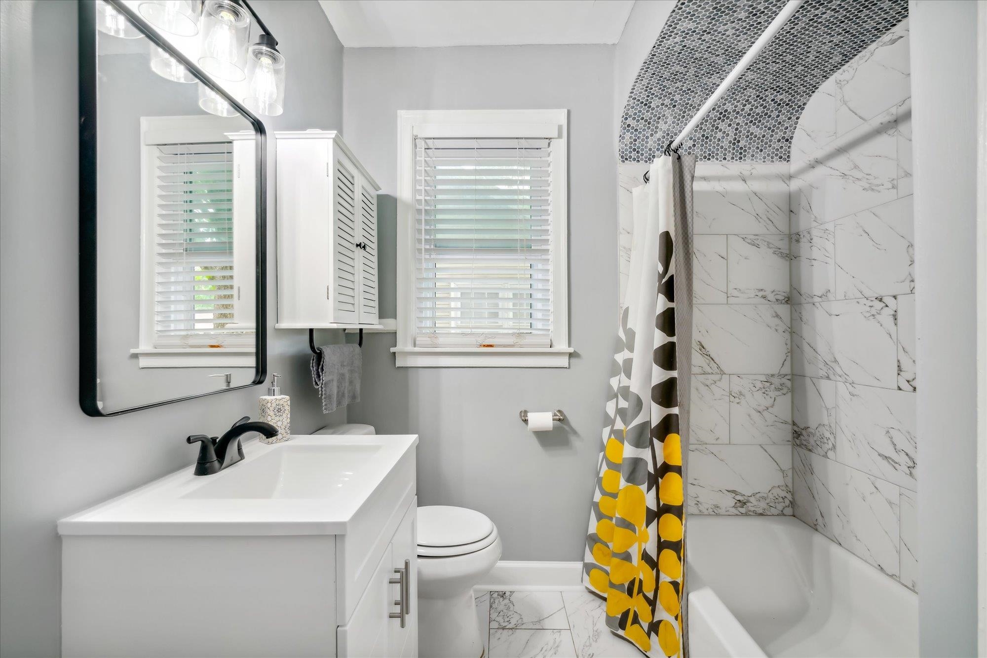 3382 Carrington Road Memphis, TN 38111 - Photo 17 of 26 Love the arch in the bathroom and the design in the tub/shower.