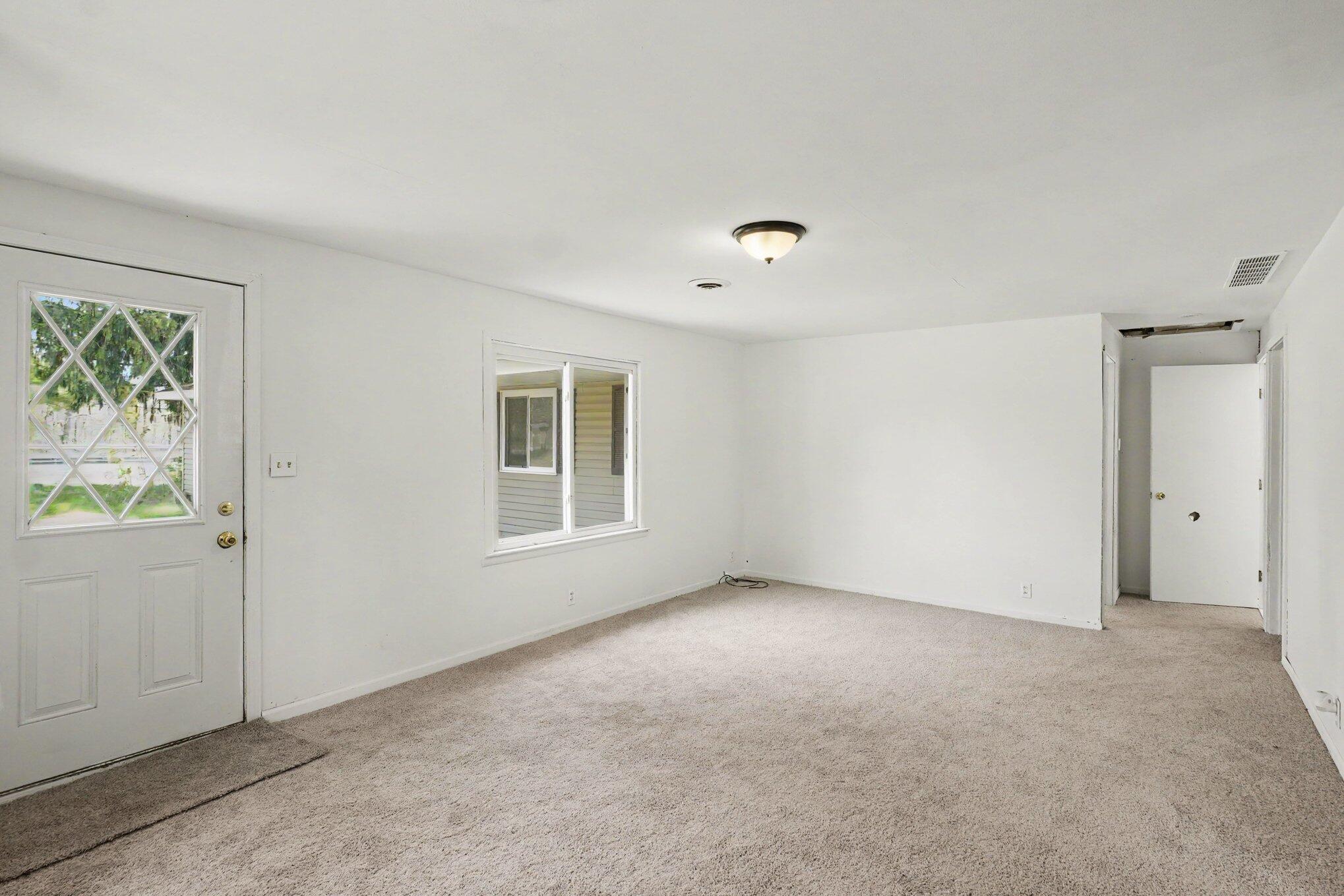 1821 North Lapeer Road Lapeer, MI 48446 - Photo 4 of 17 004_file_3044