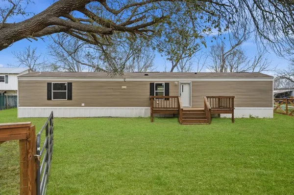 a view of a house with backyard