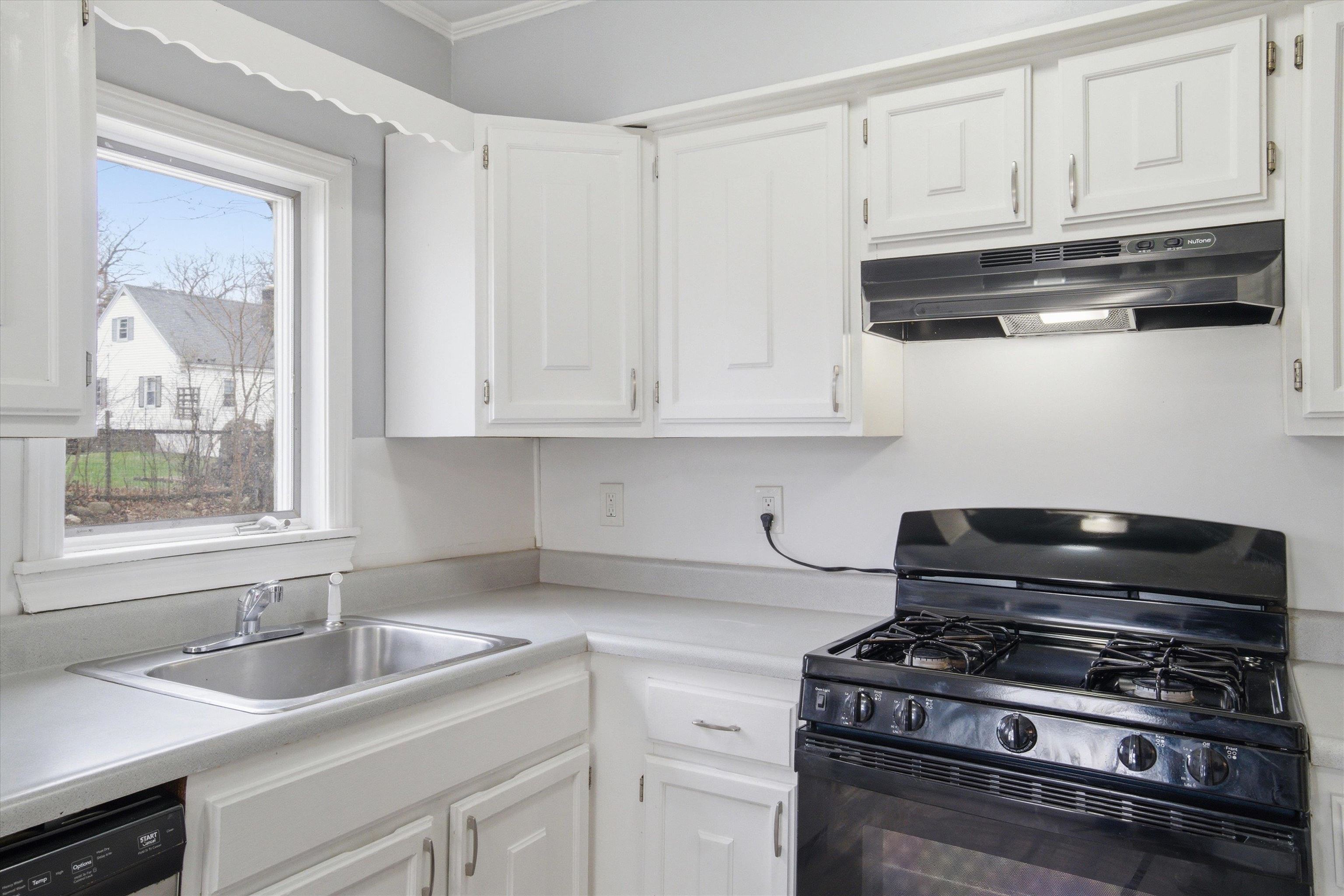 41 Dewey Street Manchester, NH 03103 - Photo 17 of 42