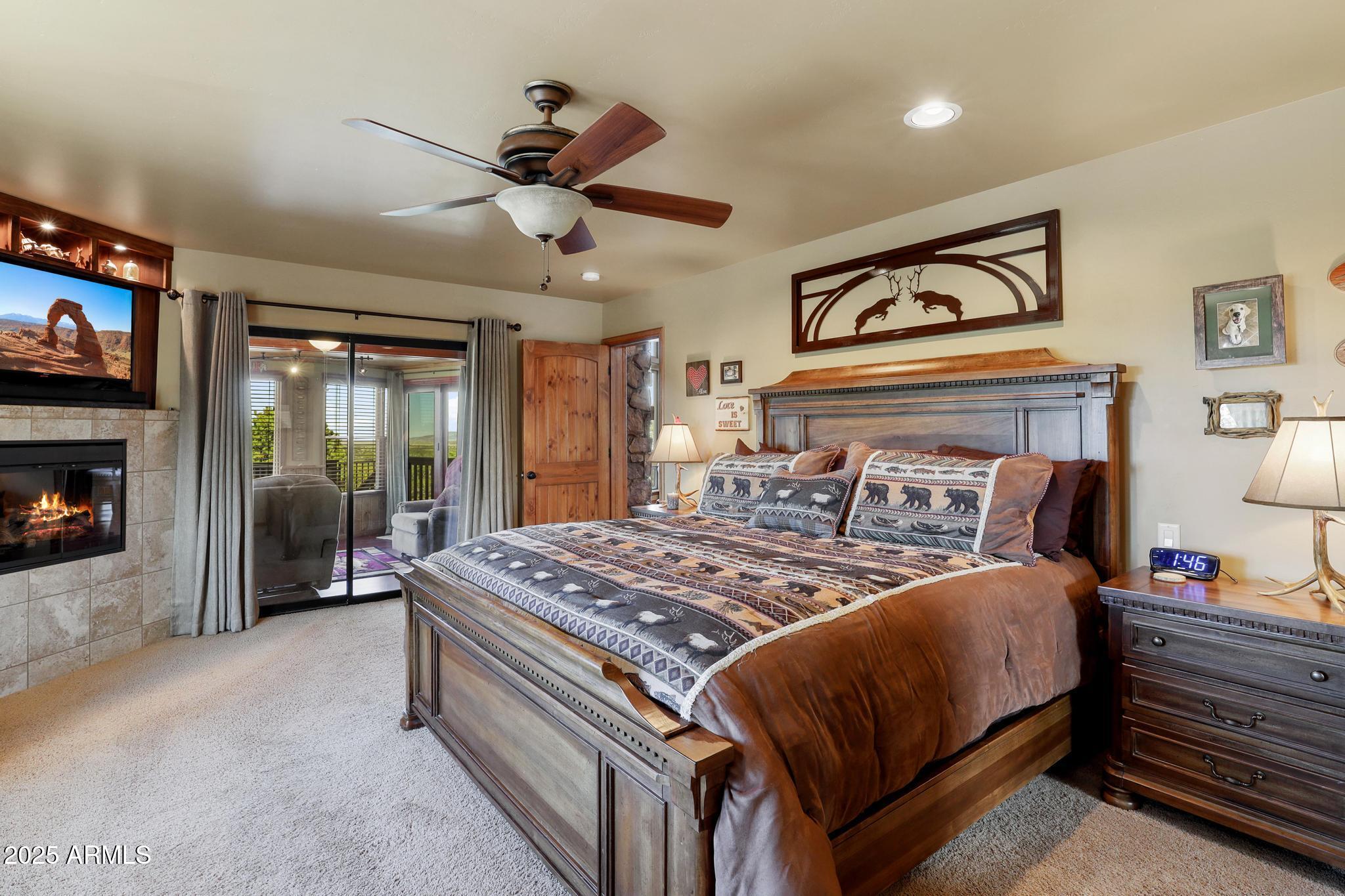4018 Sunset Rdg Loop Happy Jack, AZ 86024 - Photo 17 of 46 a bed room with a bed and dresser