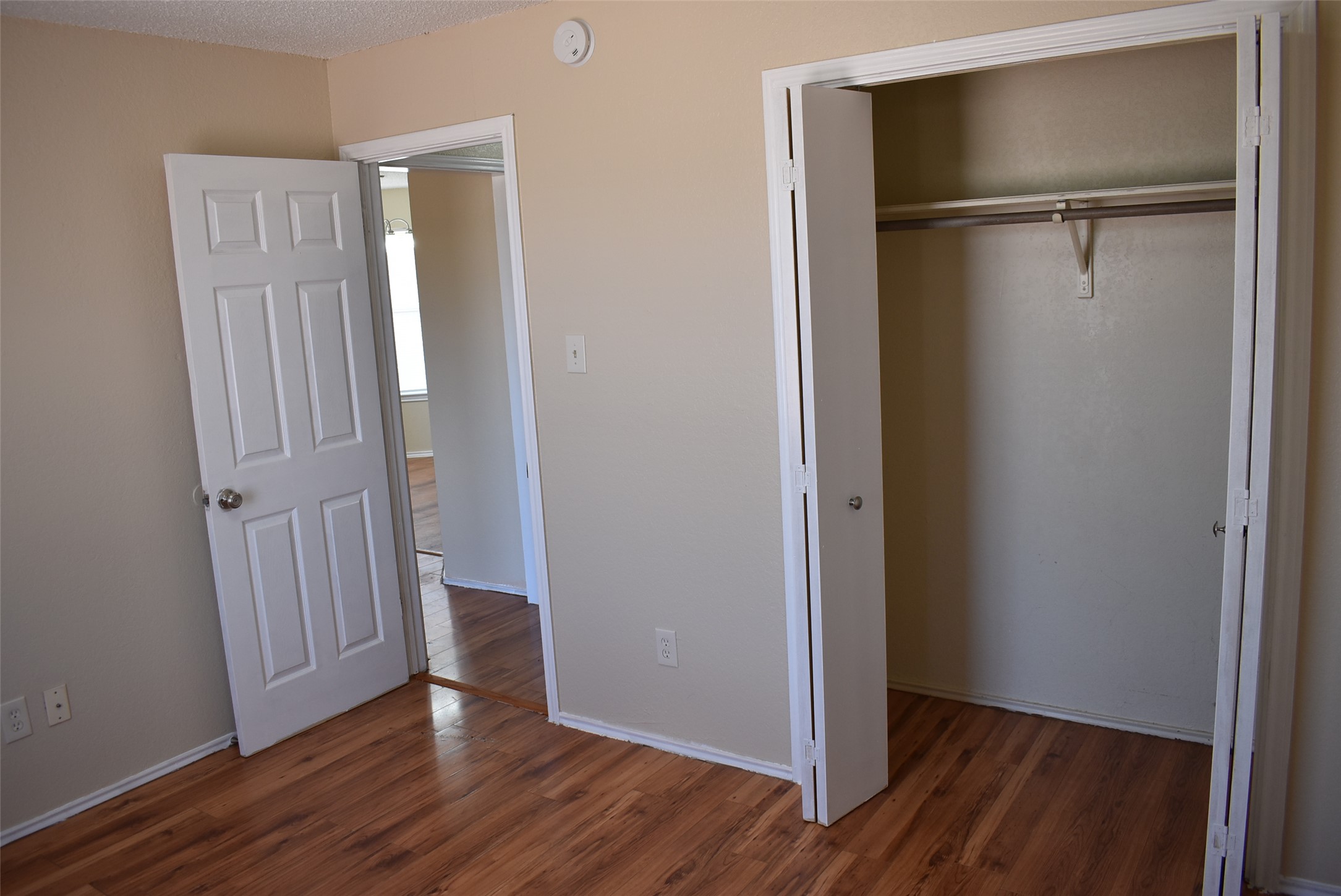 1806 Rawhide Loop Round Rock, TX 78681 - Photo 18 of 23 Spare bedroom featuring closet, textured ceiling, and laminate floors