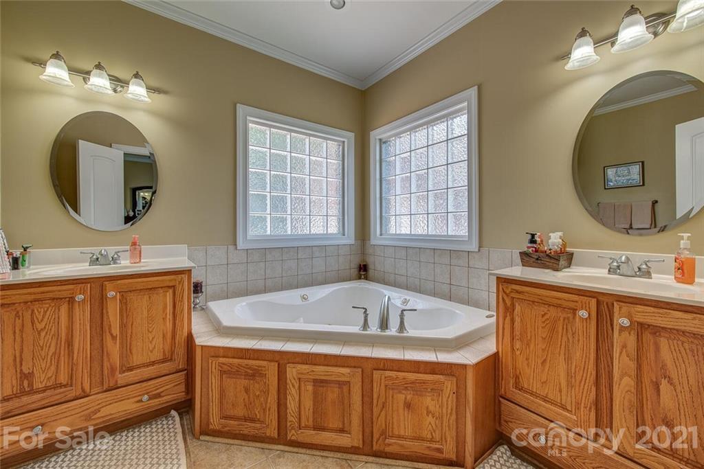 936 Ferguson Ridge Road Gastonia, NC 28052 - Photo 20 of 30 a bathroom with a sink mirror and a bathtub