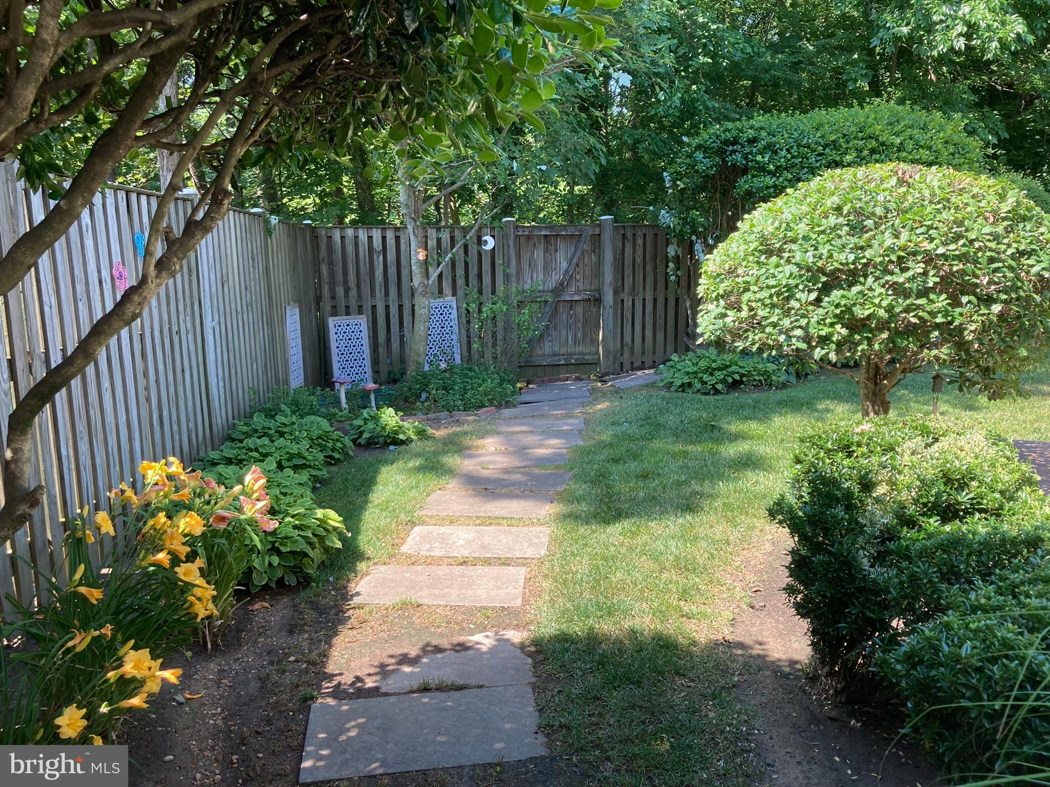 5928 Hall Street Springfield, VA 22152 - Photo 9 of 10 Walkway to rear of the backyard