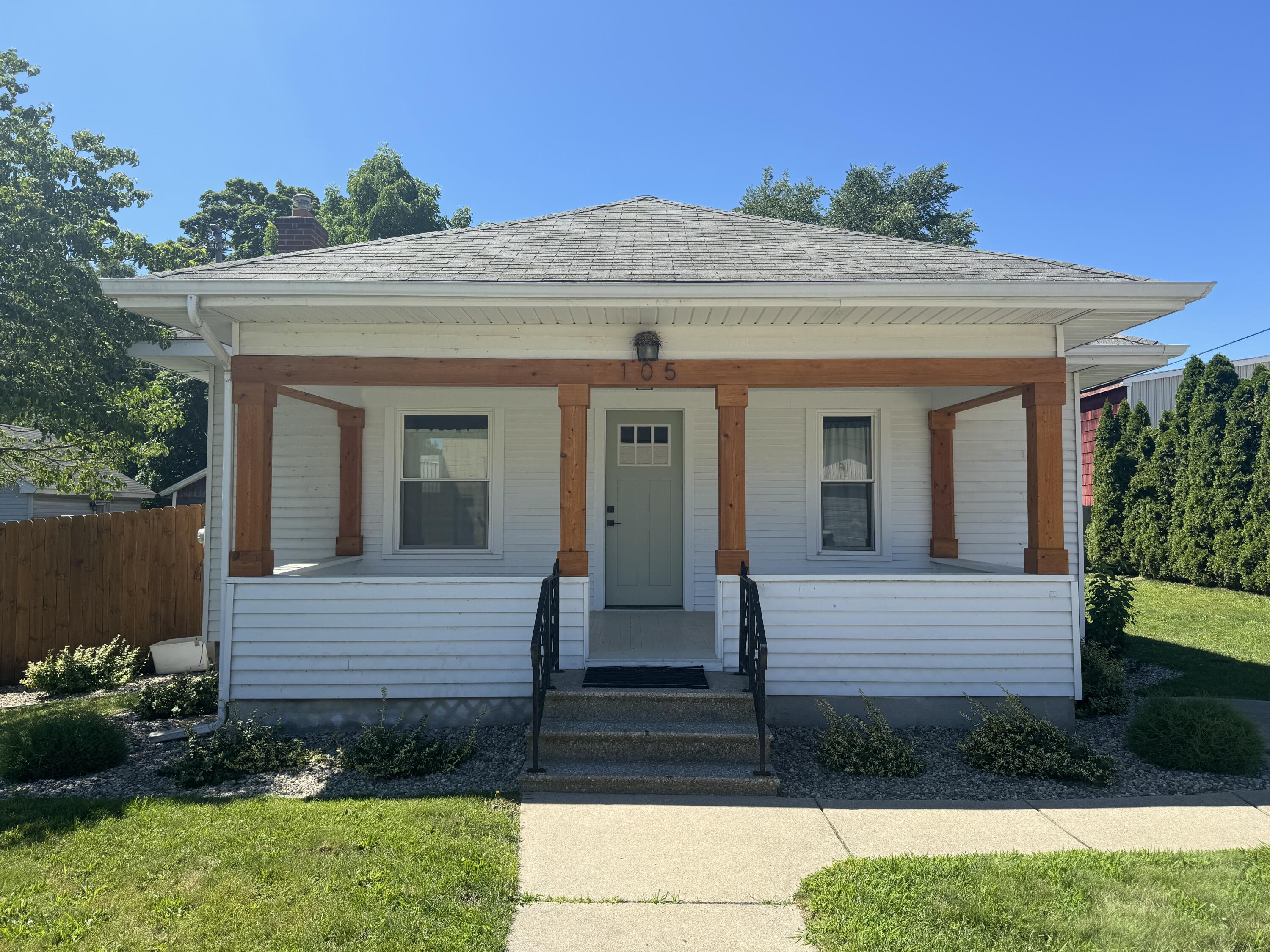 105 Fayette Augusta, MI 49012 - Photo 3 of 27 IMG_5633