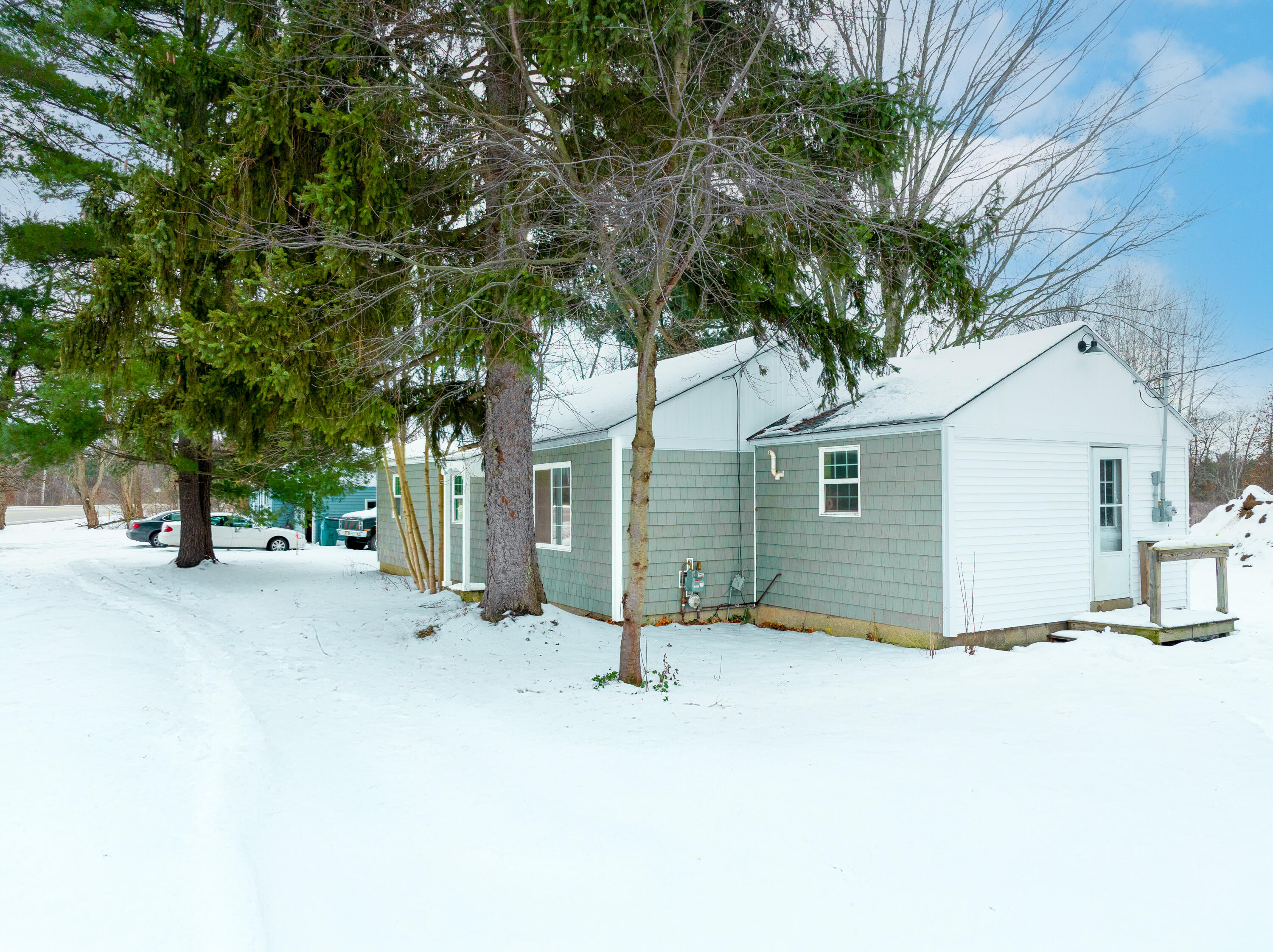 3701 Holton Road Muskegon, MI 49445 - Photo 2 of 22 4. Ext. Front Right Corner