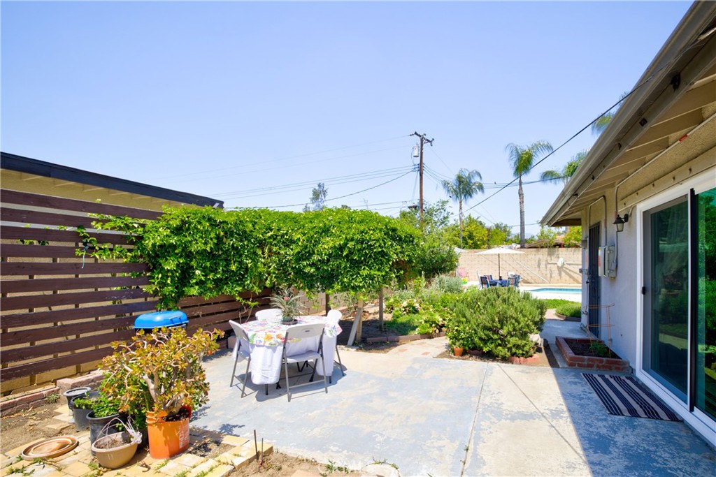 1140 North Belden Avenue Rialto, CA 92376 - Photo 22 of 37 a view of a chair and tables in the patio