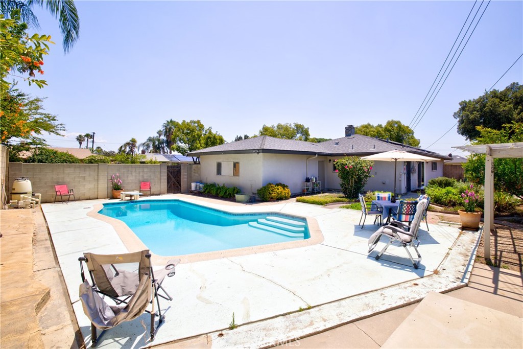 1140 North Belden Avenue Rialto, CA 92376 - Photo 24 of 37 a view of a patio with a table and chairs under an umbrella