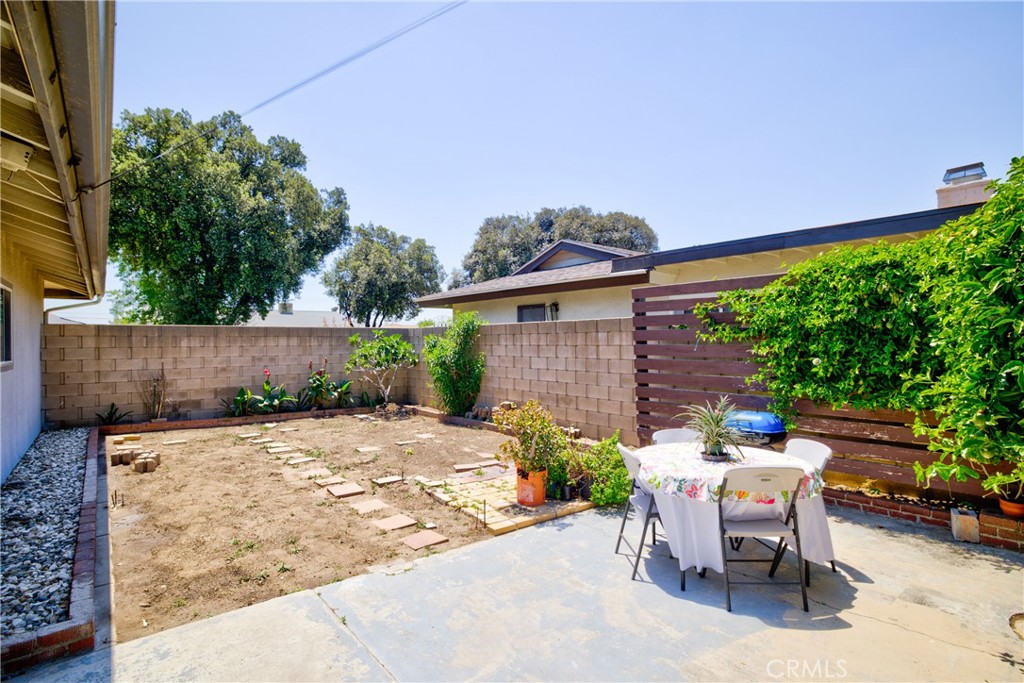 1140 North Belden Avenue Rialto, CA 92376 - Photo 30 of 37 a patio with table and chairs and potted plants