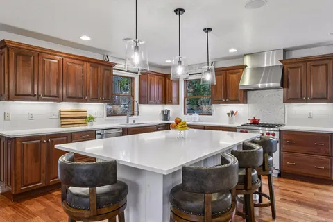 $1,595,000 | 126 Courtland Street, Excelsior, MN 55331