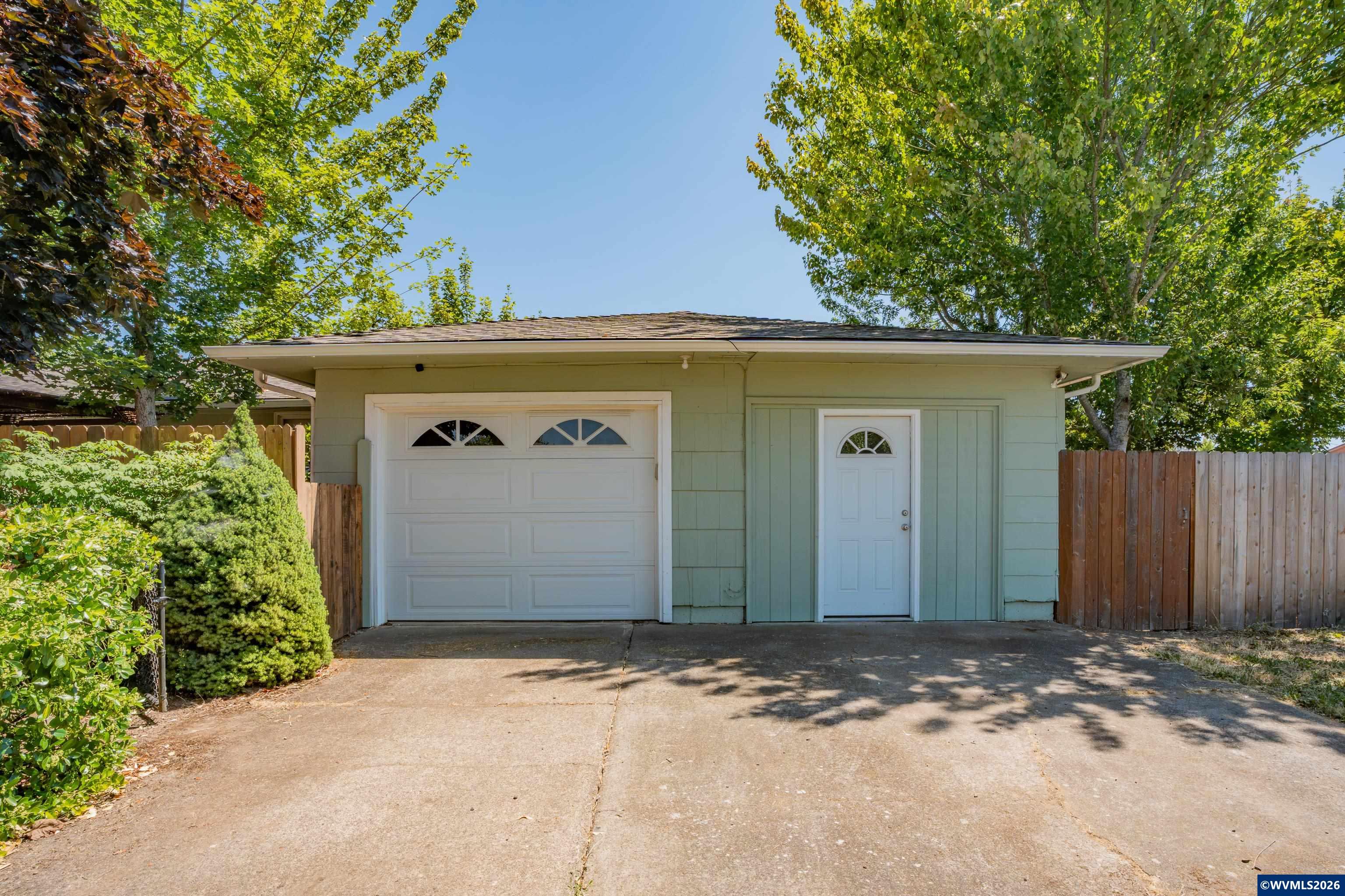 390 West D Street Lebanon, OR 97355 - Photo 2 of 31