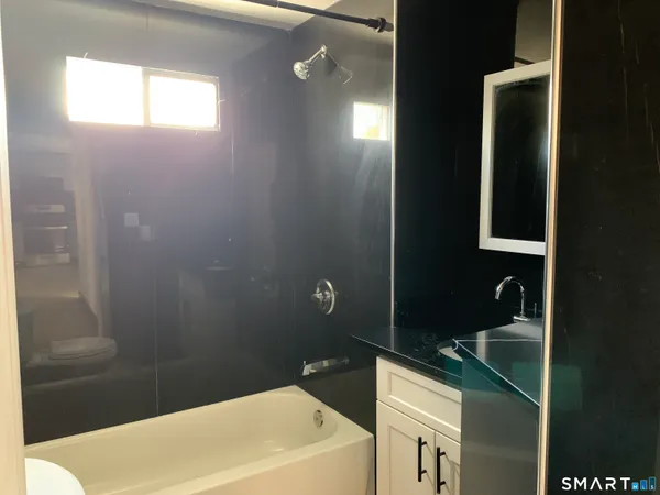 $2,100 | 422-424 Dixwell Avenue, Unit 2, New Haven, CT 06511