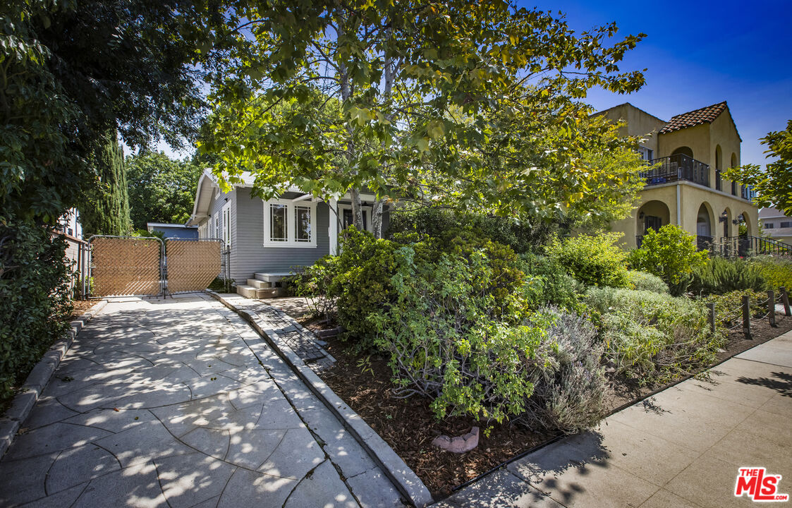 3865 Brunswick Avenue Los Angeles, CA 90039 - Photo 2 of 44 a backyard of a house with lots of green space