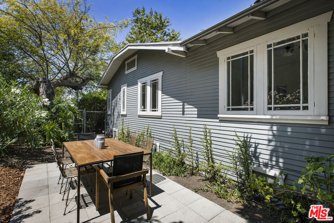 3865 Brunswick Avenue Los Angeles, CA 90039 - Photo 32 of 44 a backyard of a house with table and chairs