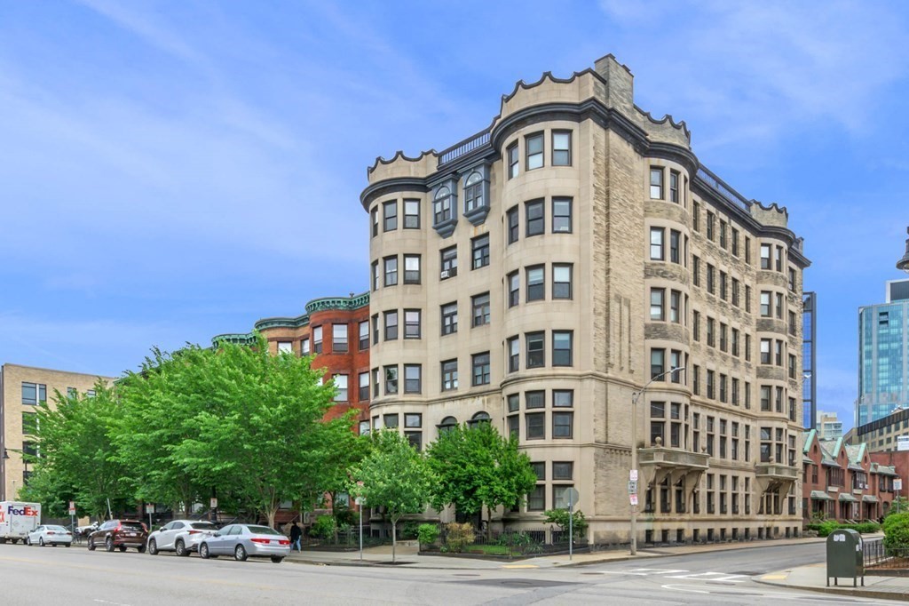 857 Beacon Street, Unit 34 Boston, MA 02215 - Photo 21 of 26 a front view of a building